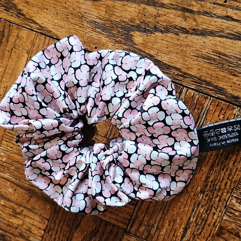 CHANEL Pink and White Floral Hair Scrunchie - Picture 3 of 5